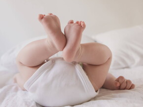 Bébé avec santé intestinale maux estomac